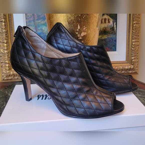 NEIMAN MARCUS BLACK QUILTED LEATHER HIGH HEEL PEEP TOE BOOTIES 40 9 - Picture 10 of 10